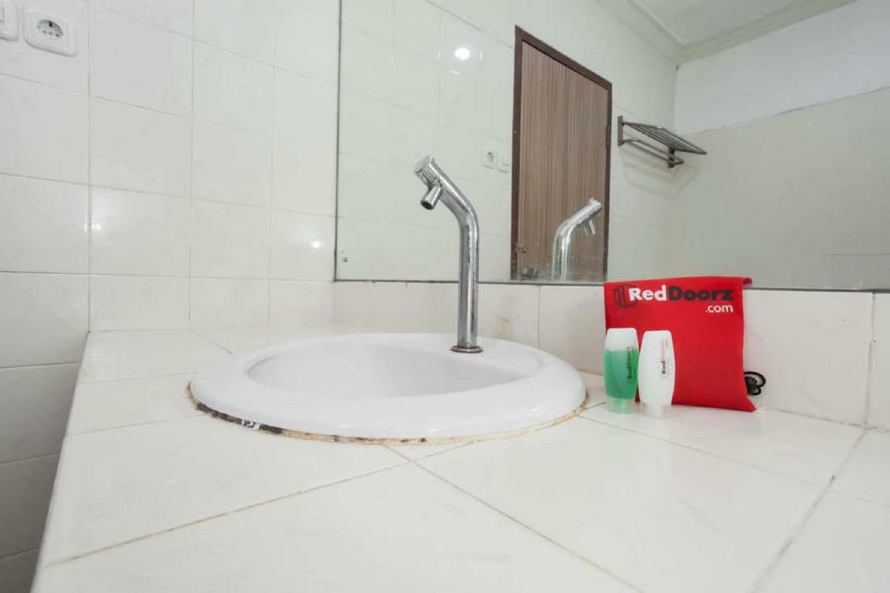 Reddoorz @ Panglima Sudirman Hotel Surabaya Kültér fotó
